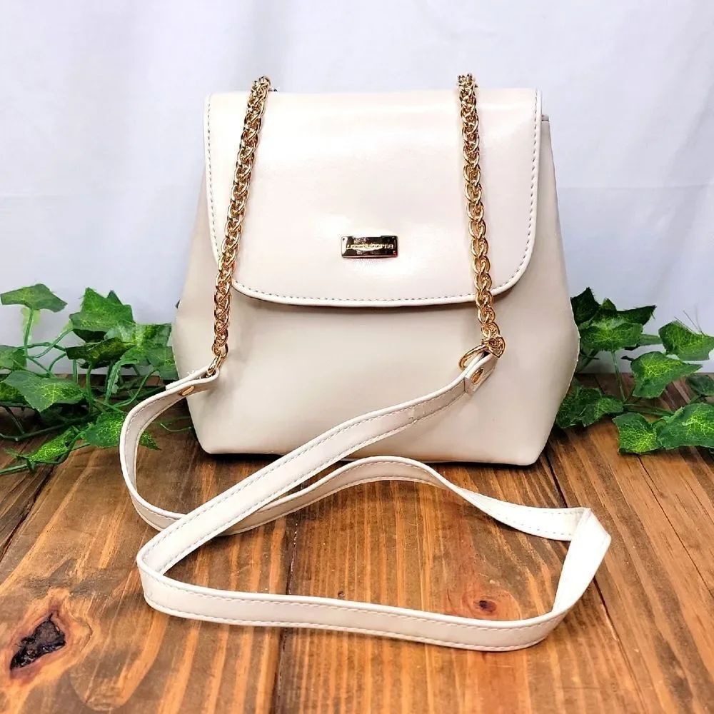 Liz Claiborne. Elegant Cream Crossbody Bag with Gold Chain. EUC